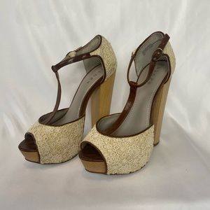 Hinge wooden embroidered heels